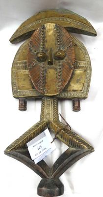 une horloge en laiton ornée d'un oiseau sur fond blanc