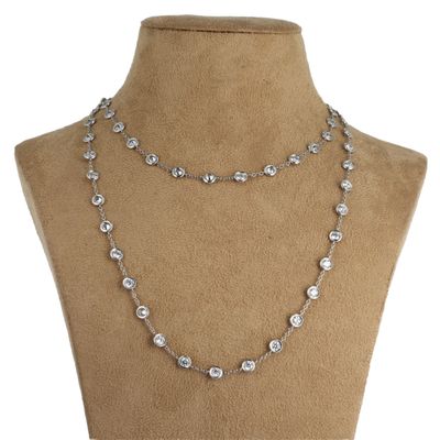 gros plan d'un collier sur un mannequin mannequin