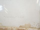une photo d'une salle de bains sale avec des toilettes