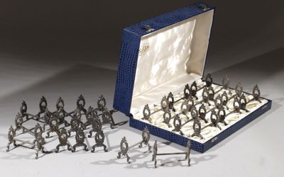 des figurines en argent représentant des soldats, dans un écrin bleu sur fond blanc