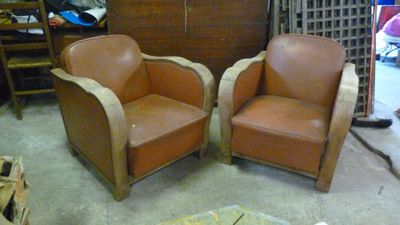 deux chaises assises l'une à côté de l'autre dans une pièce