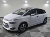 la citrole blanche est garee sur un carrelage en damier