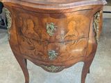 une petite commode exposée dans une pièce