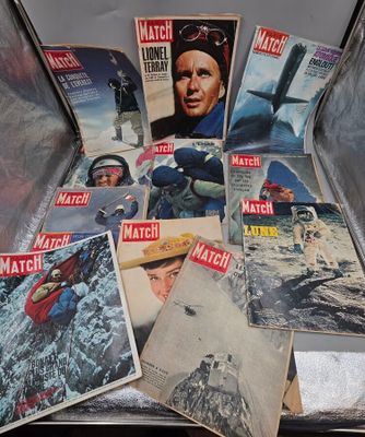 plein de magazines posés dans une valise par terre