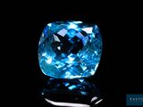 gros plan d'un diamant bleu sur une surface noire