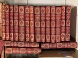 plusieurs livres empilés dans une boîte
