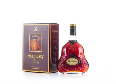 La bouteille de Hennessy XO se trouve à côté de la boîte.
