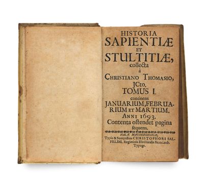 un vieux livre ouvert pour montrer le titre d'un poème