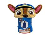 La peluche de la Pat' Patrouille porte un t-shirt bleu et une casquette bleue