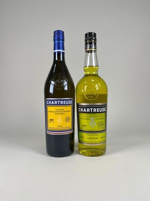 deux bouteilles d'huile d'olive et une bouteille de vin posées sur une surface blanche