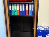 une armoire sur laquelle sont posés plusieurs dossiers