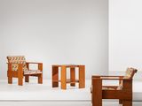 deux chaises et une table dans une pièce aux murs blancs