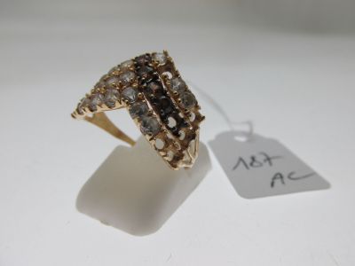 gros plan d'une bague sur une surface blanche avec une étiquette de prix