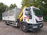 un camion garé sur le parking
