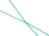 un gros plan d'un collier de perles turquoise sur fond blanc