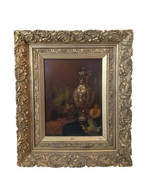 une image représentant un tableau sur lequel figurent un vase en argent et des fruits posés sur une table
