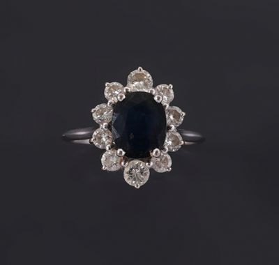 une bague en diamant noir et blanc sur fond noir