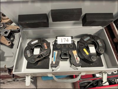 une boîte contenant divers outils