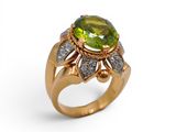 gros plan d'une bague avec une pierre verte entourée de diamants