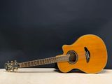 un gros plan d'une guitare acoustique posée sur une table