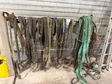 tout un tas d'outils accrochés à un support dans un garage