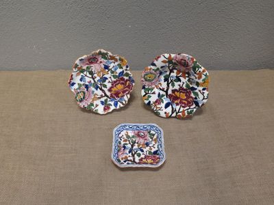 deux assiettes et un bol posés sur une table