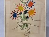 une image représentant un tableau où l'on voit une main tenant un bouquet de fleurs