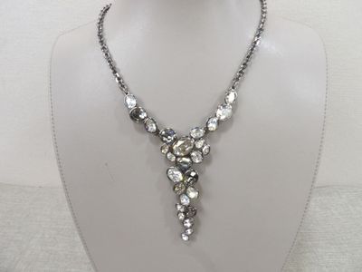 gros plan d'un collier sur un mannequin mannequin mannequin mannequin mannequin mannequin mannequin mannequin mannequin