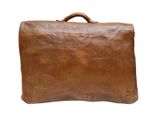 porte-documents en cuir marron sur fond blanc, avec une découpe au niveau de la poignée