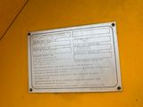une photo d'un panneau accroché sur le côté d'un mur jaune