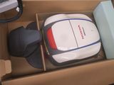 une boîte contenant une souris d'ordinateur et un tapis de souris