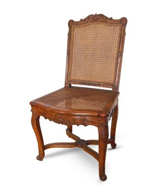 une vieille chaise en bois avec un dossier et une assise en osier, sur fond blanc