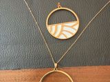 un collier en or orné d'un motif en noir et blanc