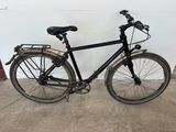 un vélo garé dans un garage