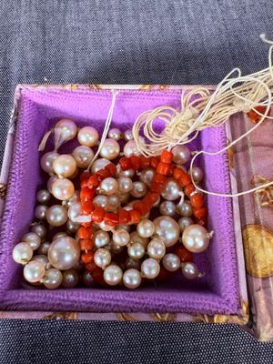 une boîte violette contenant un collier de perles