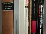plusieurs livres empilés les uns sur les autres