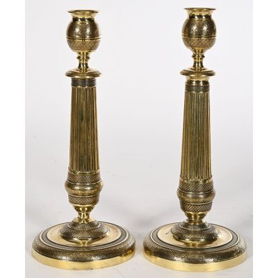 une paire de chandeliers en laiton à socle cannelé