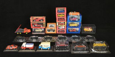 de nombreux types de voitures et de camions sur la table