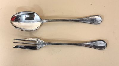 deux cuillères et une fourchette posées sur une table