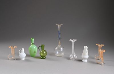 un grand nombre de vases en verre posés sur une table