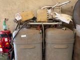 un tas d'ordures posé sur une palette à côté d'une borne d'incendie