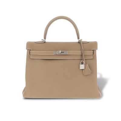un sac à main en cuir beige sur fond blanc
