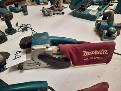 many tools that are sitting on a table together