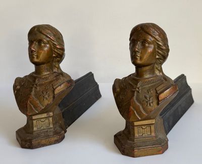 paire de bustes de femmes en bronze ancien, accompagnés de serre-livres, sur des socles en marbre