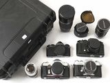 plusieurs appareils photo et un étui posés sur une table