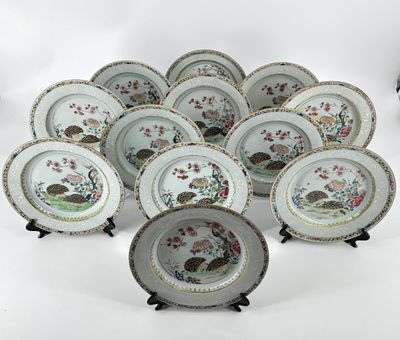 douze assiettes en porcelaine chinoise ornées de fleurs et d'oiseaux