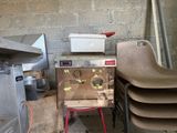 une machine posée à côté d'une pile de chaises