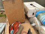une boîte, du ruban adhésif, des ciseaux, du ruban adhésif et d'autres objets posés sur une table