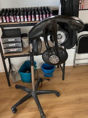 un sèche-cheveux posé sur un support devant un sèche-cheveux