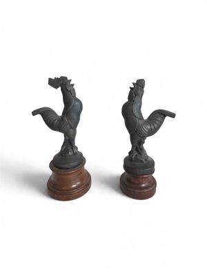 paire de figurines anciennes représentant des coqs, en bronze, sur des socles en bois
